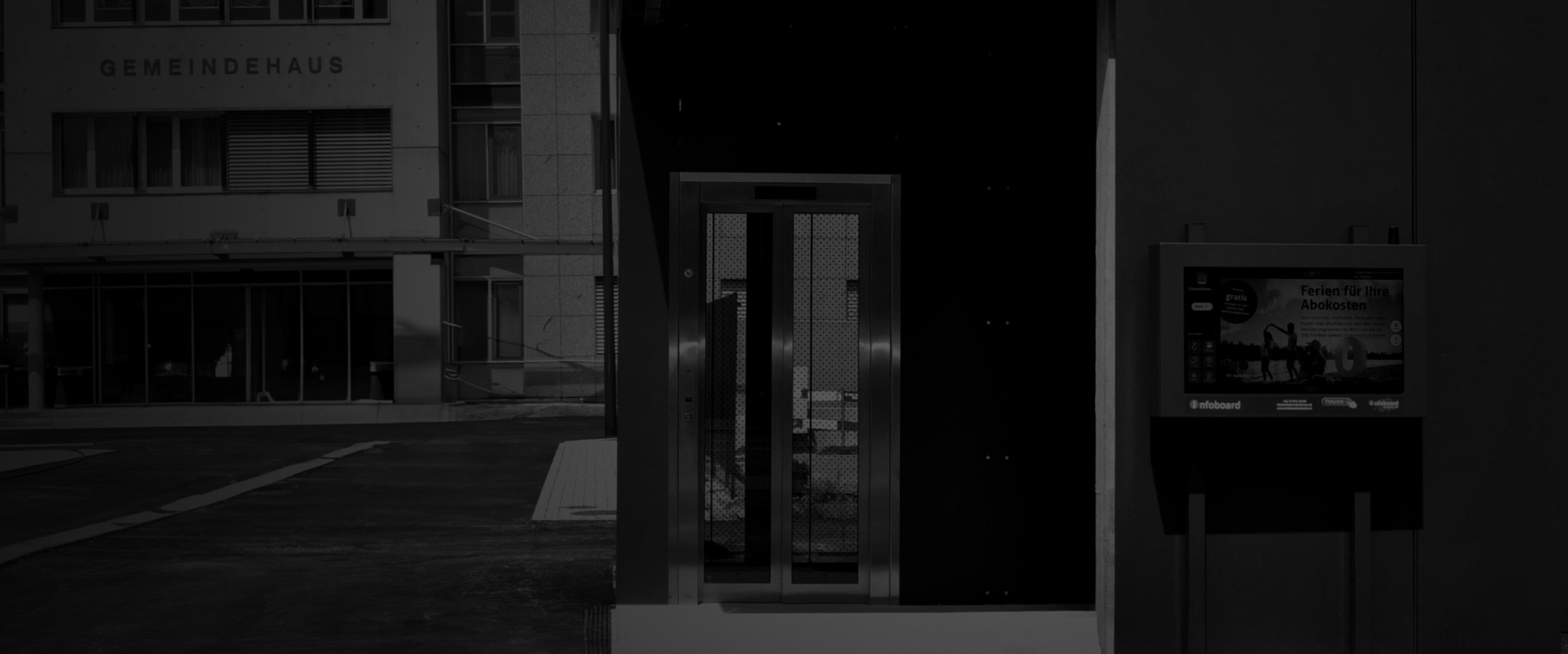Digitale Infoboard-Stele der Infoboard Schweiz AG vor einem Gemeindehaus