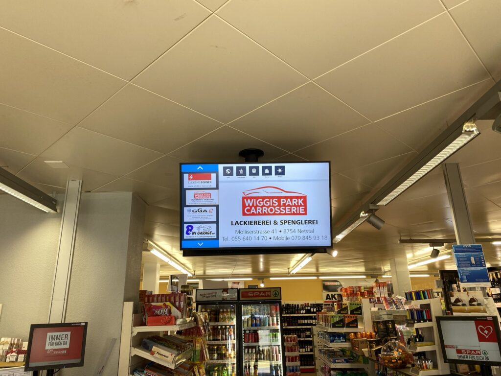 Digitales Infoboard-Display mit animierter Werbung im Einkaufszentrum