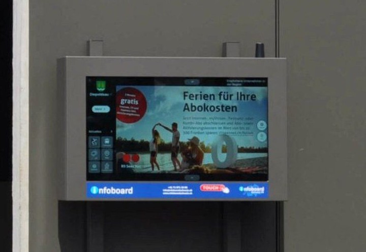 Infoboard-Stele am Gemeindehaus der Infoboard Schweiz AG