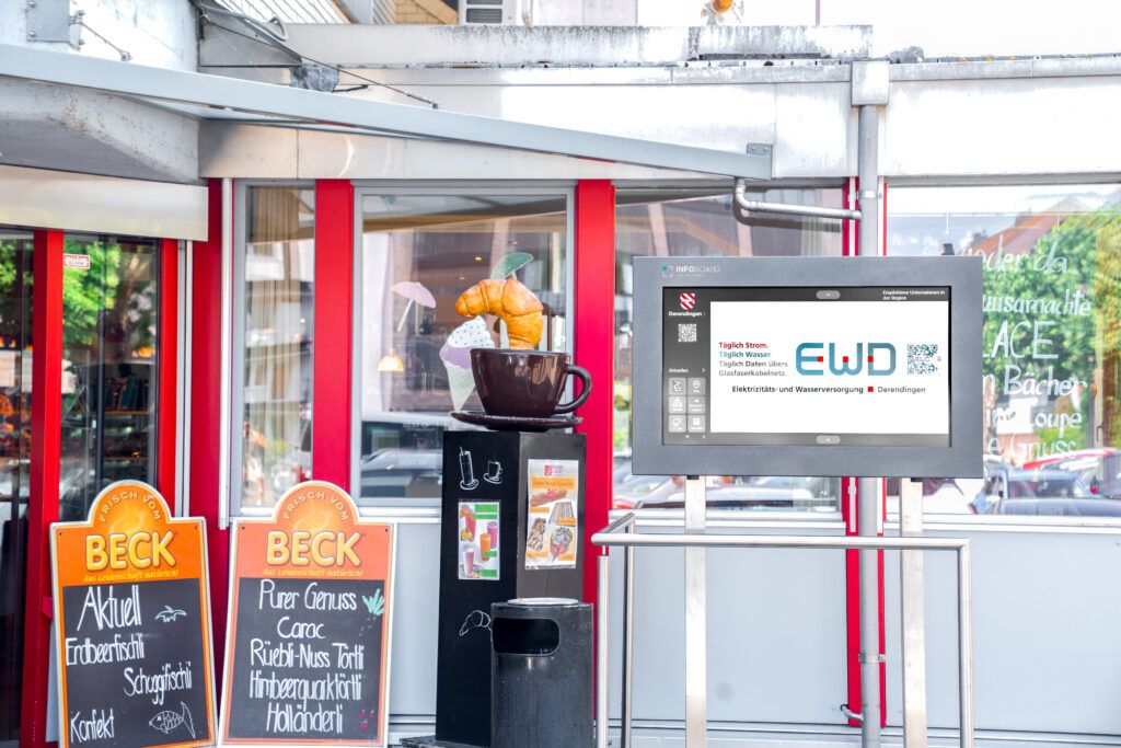 Infoboard-Screen mit lokaler Werbung im öffentlichen Raum
