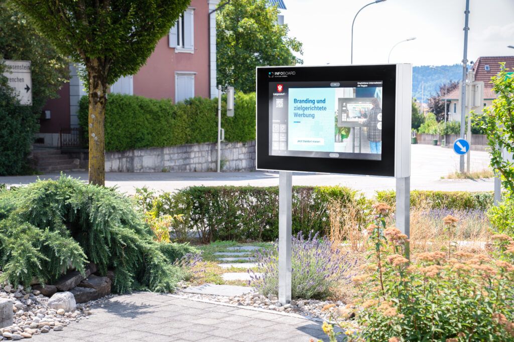 Digitales Infoboard-Display an einem Standort der Infoboard Schweiz AG