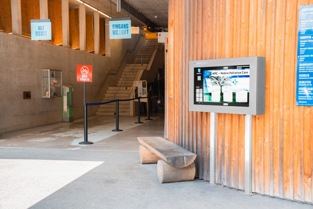 Infoboard-Stele mit digitalen Inhalten an einer Passantenlage
